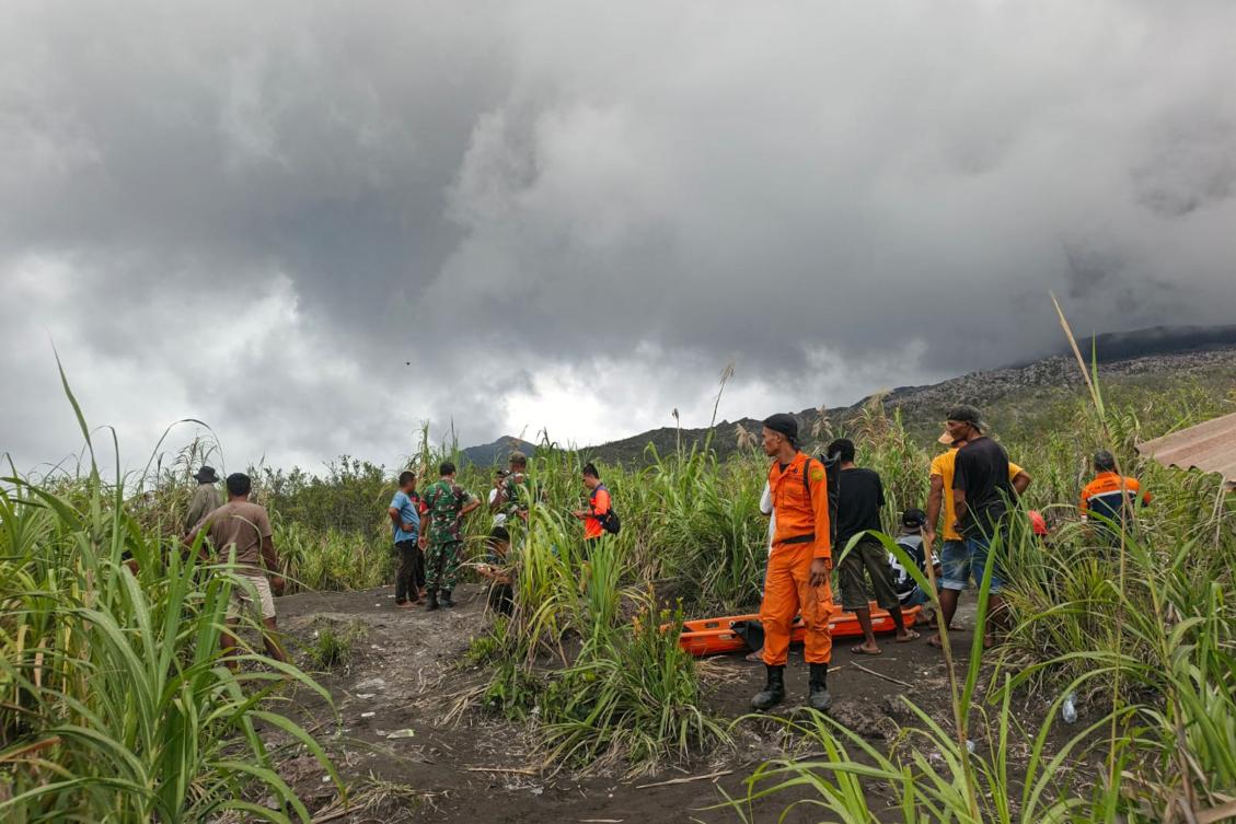 A handout picture taken and released on May 8, 2026 by Indonesia's National Search and Rescue Agency (BASARNAS) shows rescue workers standing by after the volcanic eruption of Mount Dukono in North Halmahera, North Maluku. Three hikers died in an eruption on May 8 of Indonesia's Mount Dukono volcano where they found themselves in a no-go zone, officials said. (Photo by Handout / National Search and Rescue Agency / AFP)