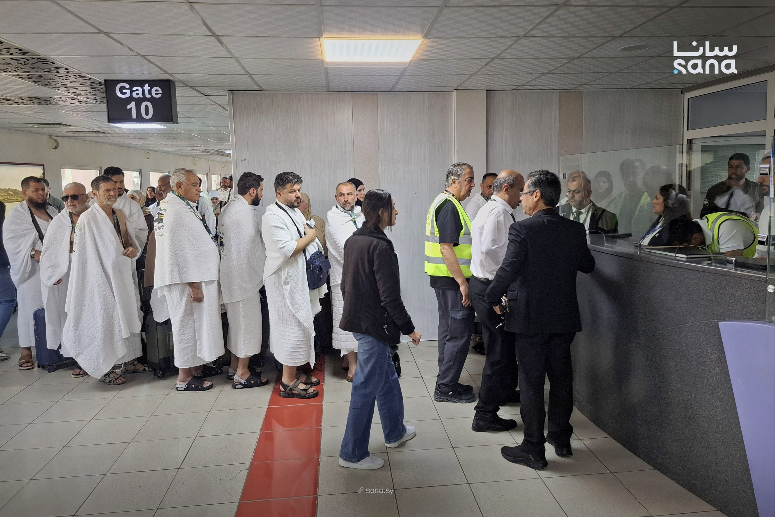 Two flights left from Damascus with 680 Syrian pilgrims to Jeddah, from where they will travel to Makkah. (SANA)