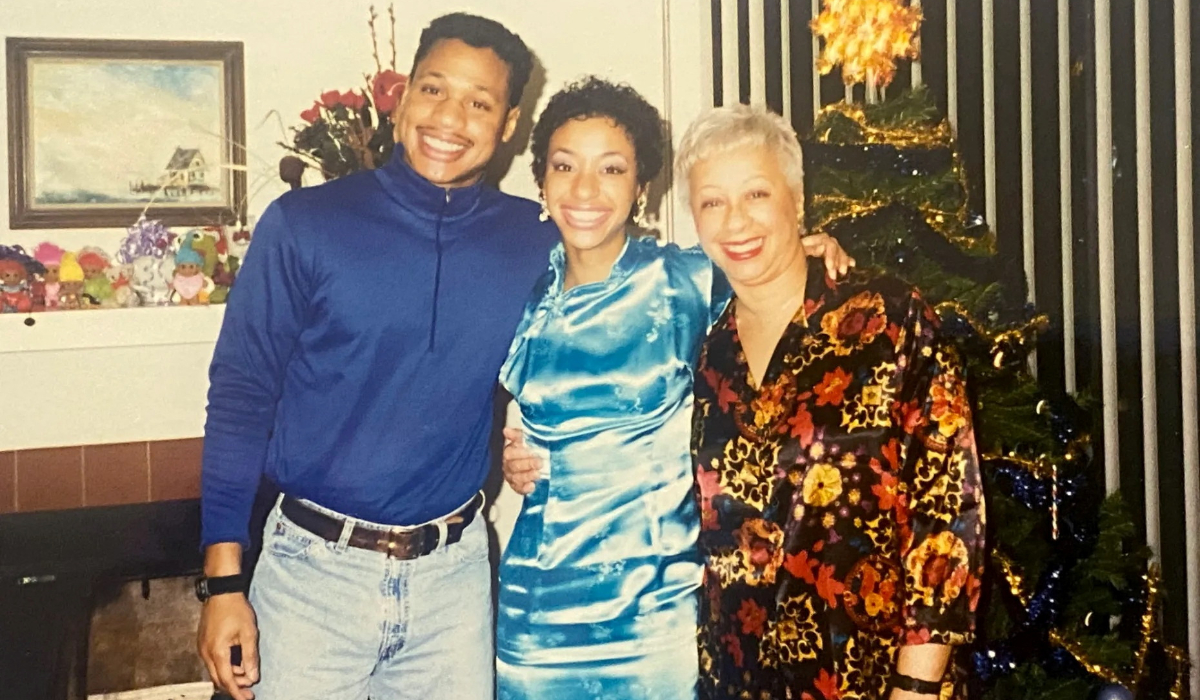 Dawn Michelle Hunt, American woman who was sentenced to life in a Chinese prison after her family says she fell victim to a drug trafficking scheme in 2014, poses for a photo with her mother and older brother in Chicago, Illinois, U.S., in 1991. (REUTERS)