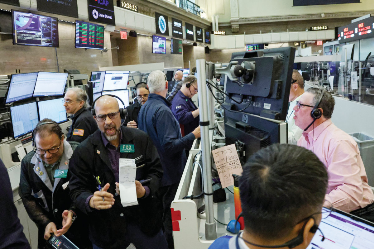 US markets hovered near record highs on Monday, with S&P 500 futures little changed and Dow futures edging down 0.1 percent. (Reuters/File)