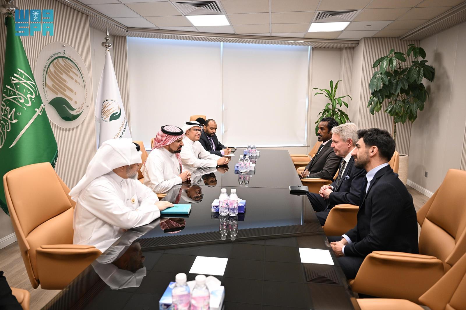 Dr. Abdullah Al-Moallem, head of the health and environmental aid department at KSrelief, meets with the personal envoy of the UN secretary-general for Sudan, Pekka Haavisto, in Riyadh. (SPA)