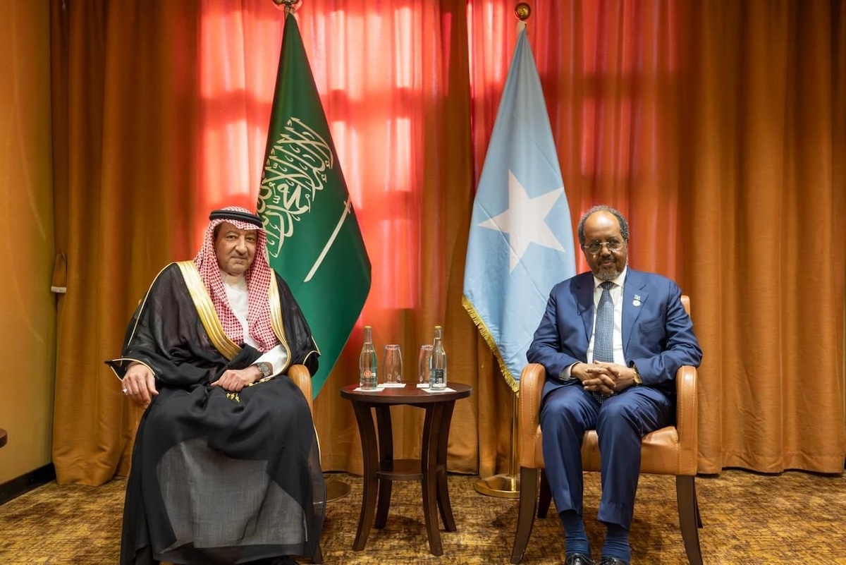 Somali President Hassan Sheikh Mohamud meets with Saudi Deputy Foreign Minister Waleed bin Abdulkarim El-Khereiji in Kampala, Uganda on Tuesday. (File/SPA)