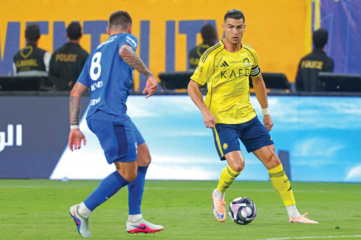 Al-Nassr’s Portuguese forward Cristiano Ronaldo and Al-Hilal Iraqi midfielder #08 Haydeer Abdulkareem during the sides’ Saudi Pro League match at King Fahd Sports City Stadium in Riyadh on Tuesday. (AFP)