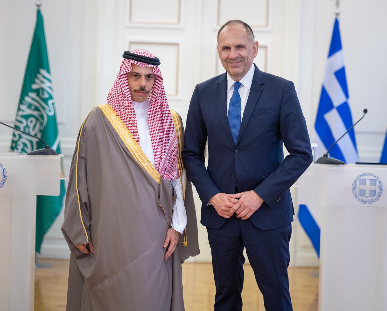 Saudi Foreign Minister Prince Faisal bin Farhan and his Greek counterpart Giorgos Gerapetritis can be seen in Athens. (SPA)