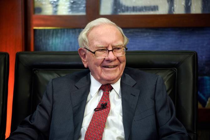 Winner pays $9m in charity auction for a private lunch with Warren Buffett and Stephen Curry