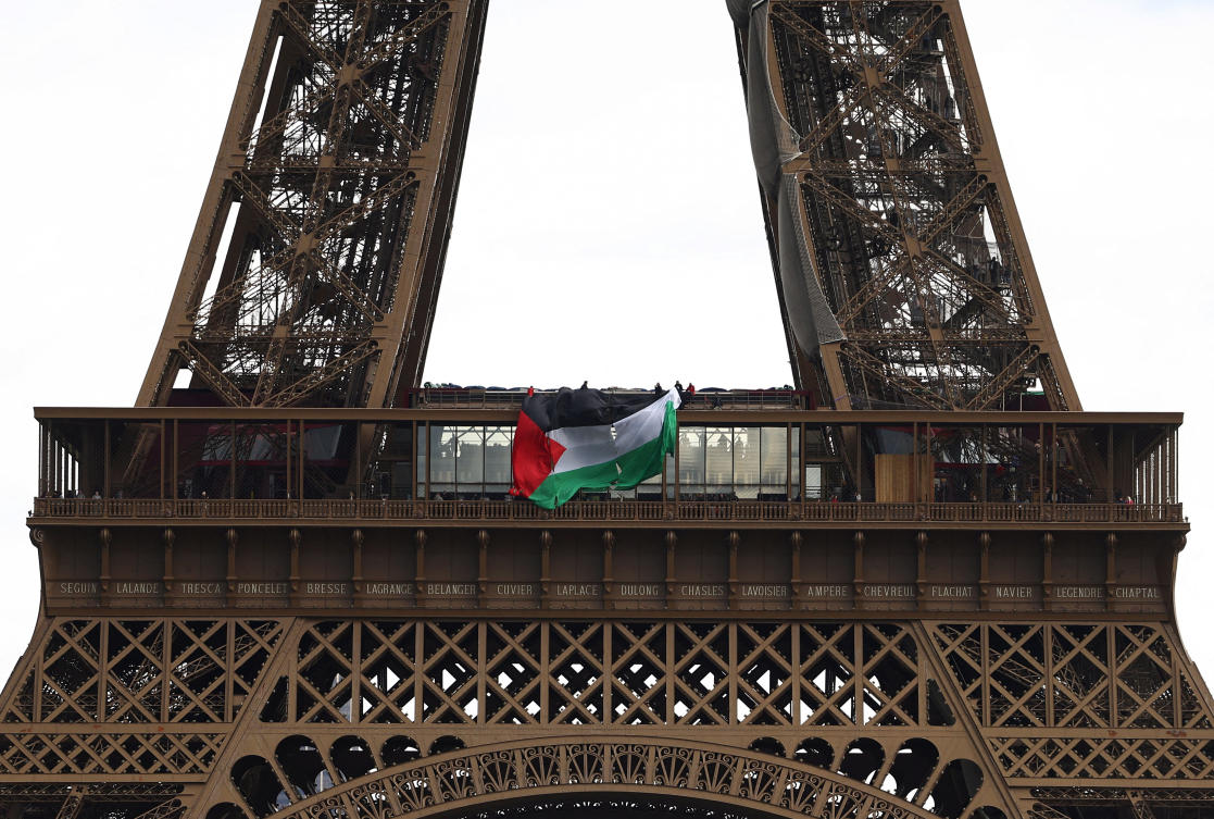 French authorities have arrested six people suspected of flying a Palestinian flag from the Eiffel Tower without permission, a police source said on Saturday. (REUTERS)