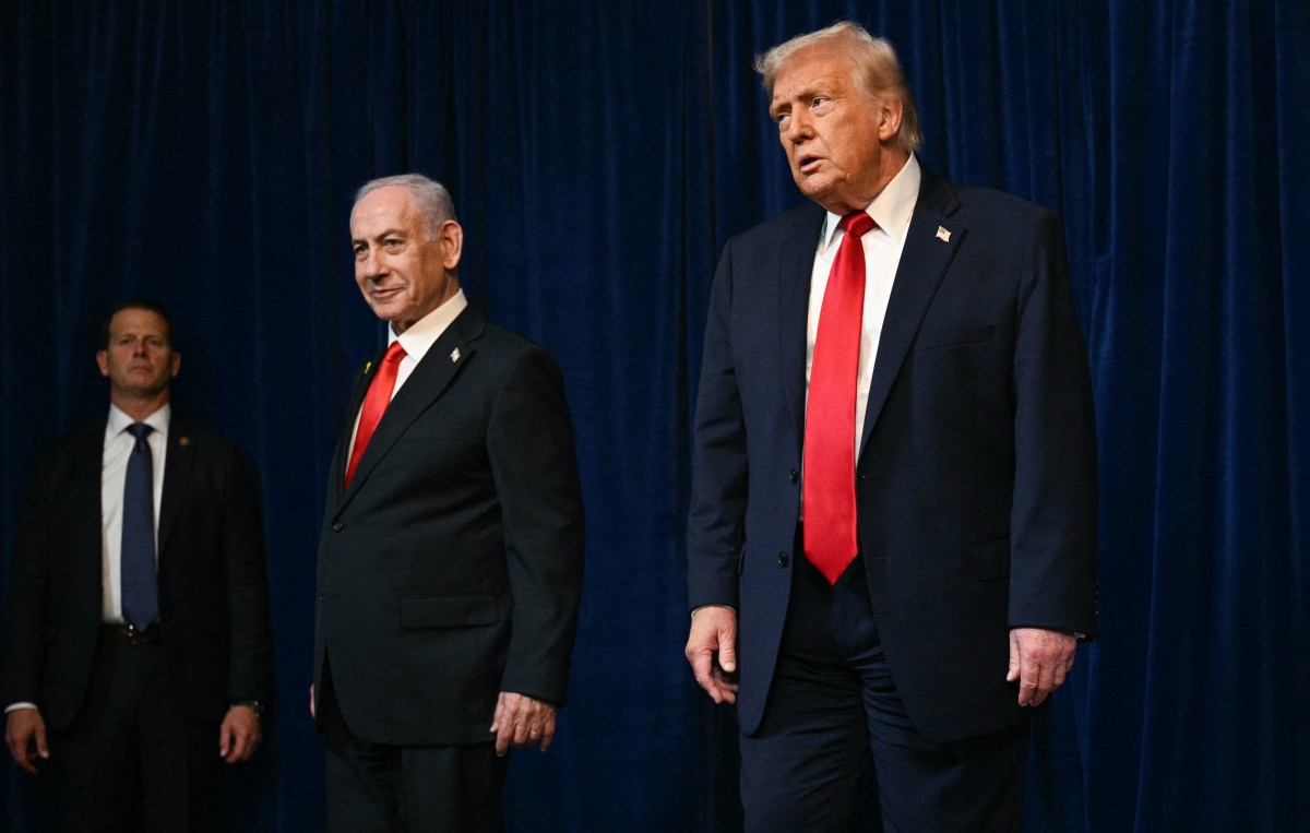 A member of the Secret Service (L) looks on as US President Donald Trump (R) and Israeli Prime Minister Benjamin Netanyahu (C) leave at the conclusion of a joint press conference at Trump’s Mar-a-Lago residence in Palm Beach, Florida, on December 29, 2025. (AFP)