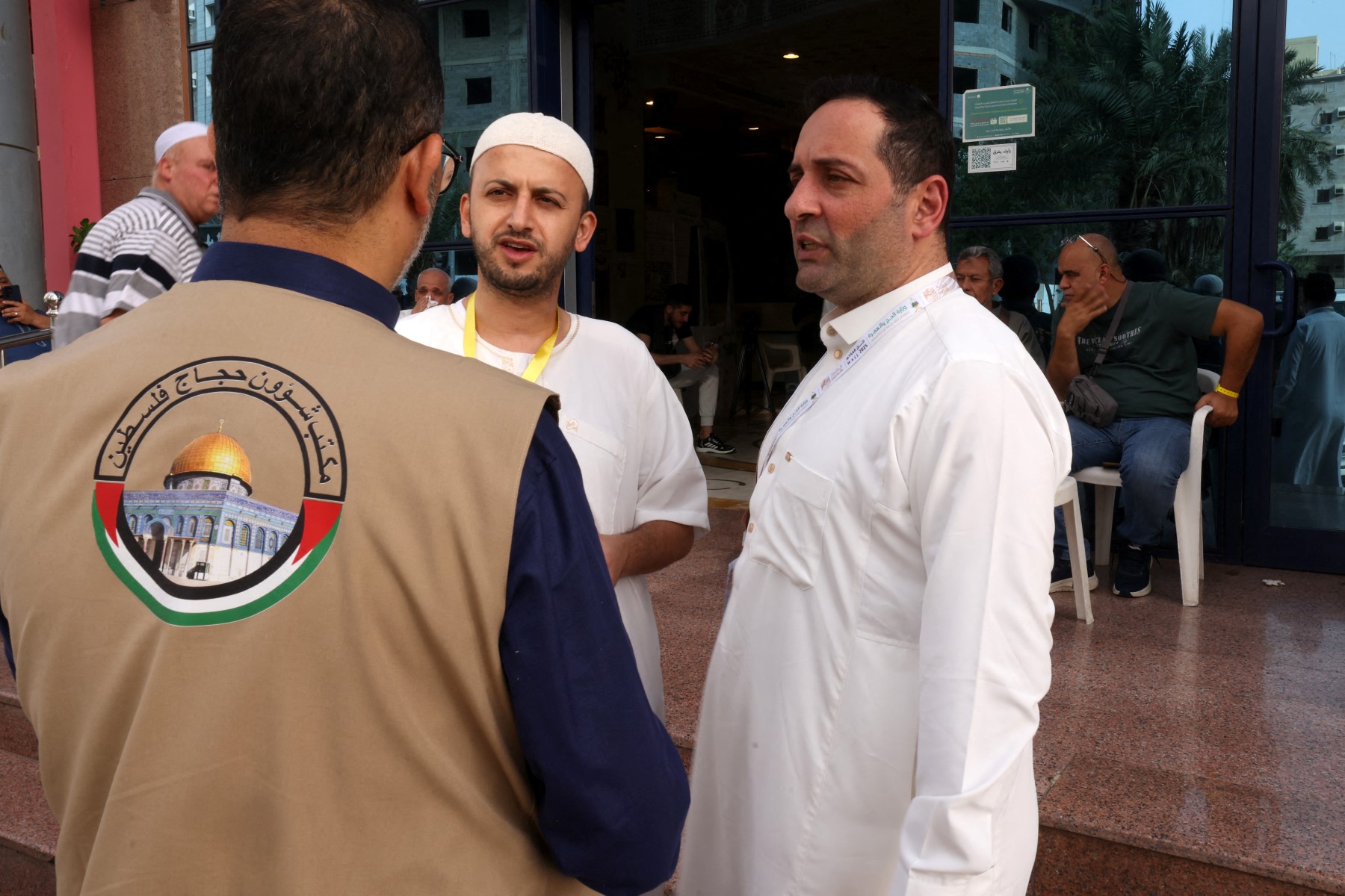 A Palestinian Pilgrims Affairs officer talks to pilgrims from the Gaza Strip, outside a hotel housing Muslim pilgrims in Islam’s holy city of Makkah, June 2, 2025. (Files/AFP)