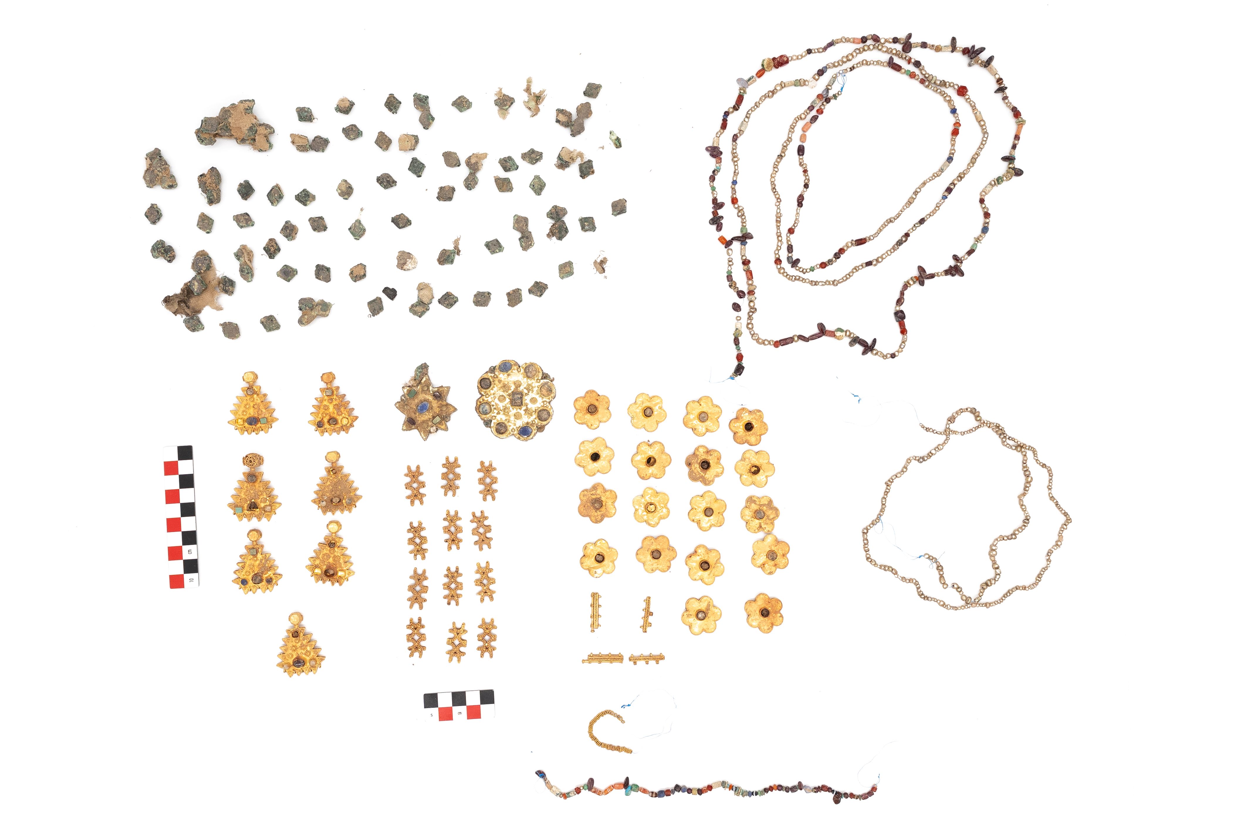 Ancient 100-piece gold jewelry set from Abbasid era discovered in Saudi Arabia