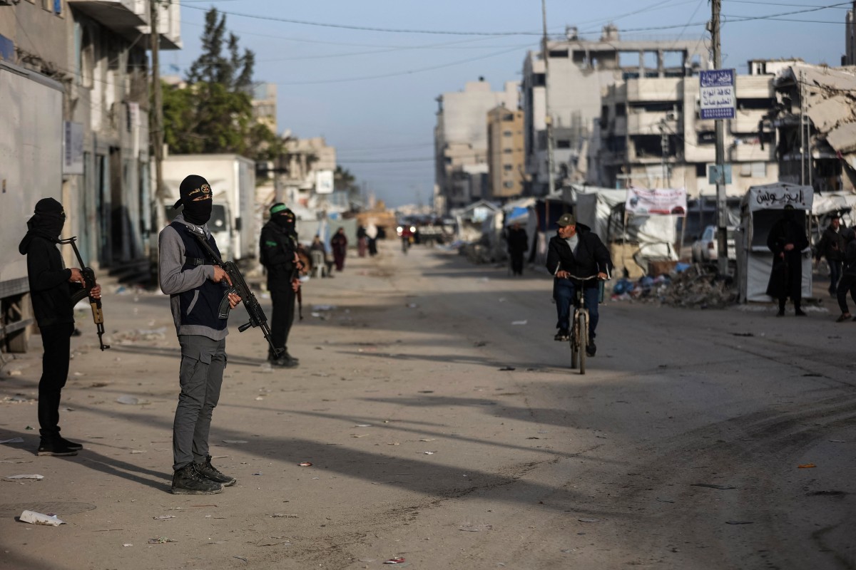 Members of Palestinian Hamas's Ezzedine Al-Qassam Brigades and Islamic Jihad's Quds Brigades are deployed at intersections for Eid al-Fitr prayers at Al Saraya Square in Gaza City. (AFP)