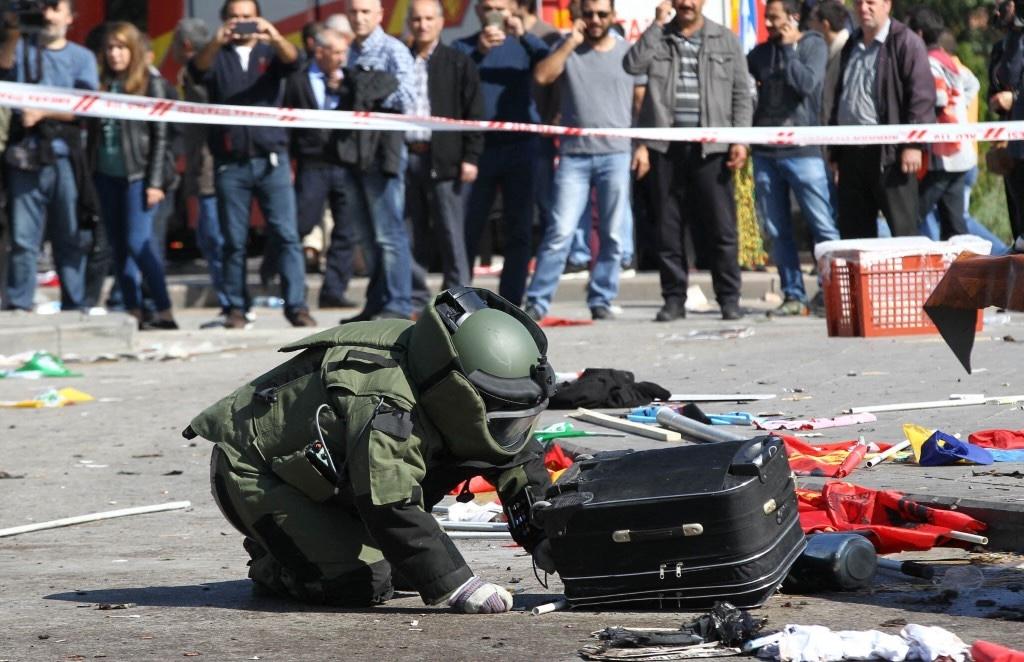 A bomb-disposal expert inspects a suitcase at the site of twin explosions near the main train station in Turkiye’s capital Ankara on Oct. 10, 2015. (AFP file photo)