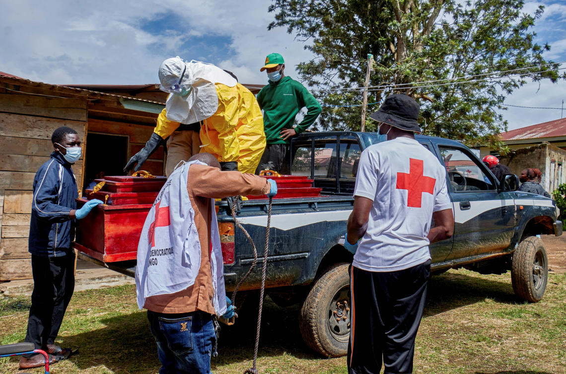 Red Cross workers and volunteers carry the coffin with the body of a person who died of Ebola at the Center Medical Evangelique in Hoho commune of Bunia, Ituri province, Democratic Republic of Congo, May 21, 2026. (Reuters)