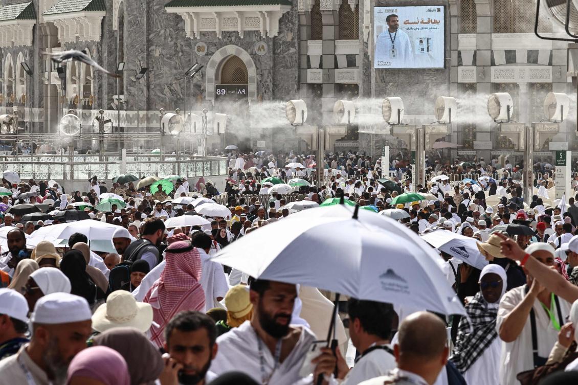 Muslims begin the annual Hajj in sweltering heat against a backdrop of war concerns
