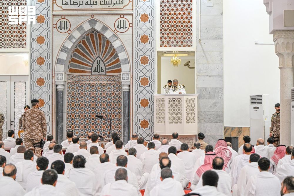 Sheikh Ali Al-Hudhaifi, the imam of the Prophet’s Mosque, delivered the Arafat sermon at Namirah Mosque. (SPA)