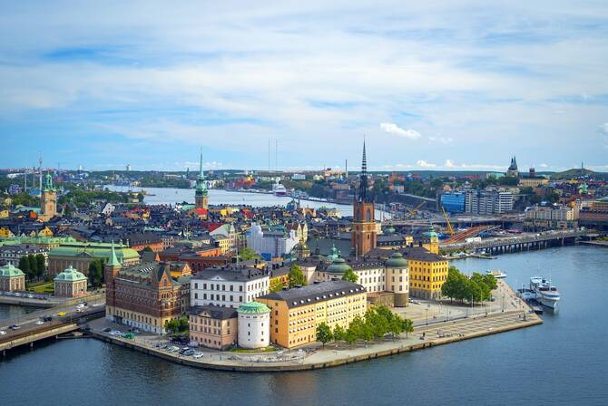 Sweden to halve monthly public transport pass prices ahead of election