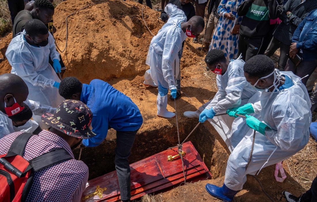 A person suspected of having died from Ebola is buried in Bunia, in the eastern Democratic Republic of the Congo. (AFP)