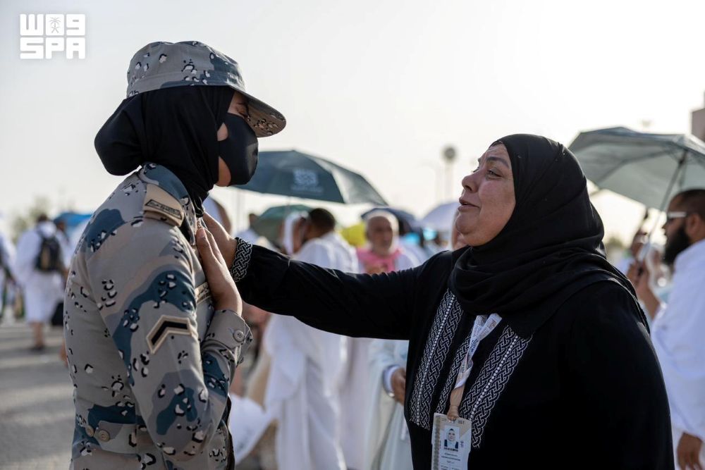 Female personnel from the General Directorate of Border Guards are deployed across the holy sites during Hajj, performing organizational and coordination duties. (SPA)