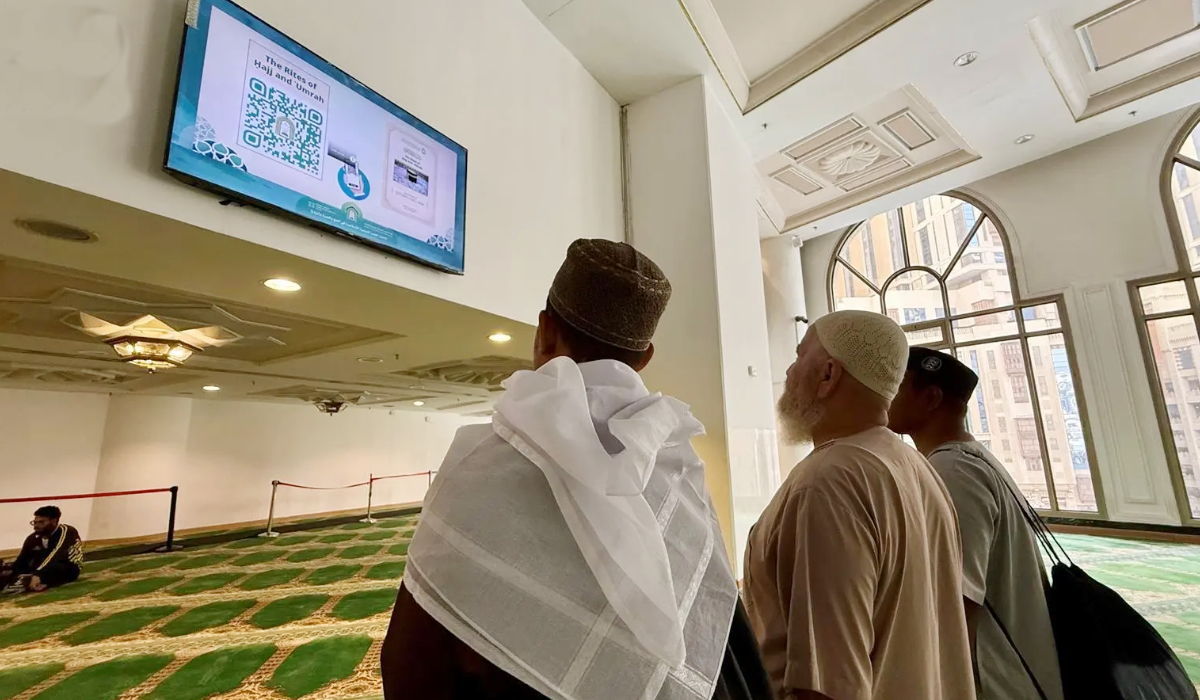 Electronic screens broadcast more than 4.36 million multilingual awareness messages covering Hajj rituals and guidance. (SPA)