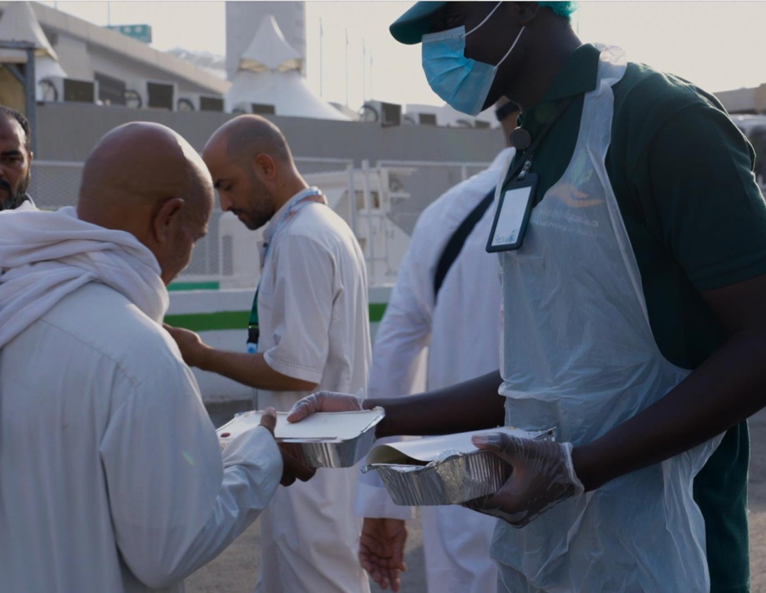 Meal distribution remains a major logistical challenge for service providers, with charities across Makkah playing a key role in collecting and redistributing surplus food from pilgrim camps and catering facilities. (SPA)