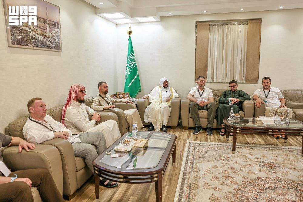 Saudi Arabia’s Minister of Islamic Affairs Sheikh Abdullatif Al-Alsheikh met in Mina with guests from India and Kosovo. (SPA)