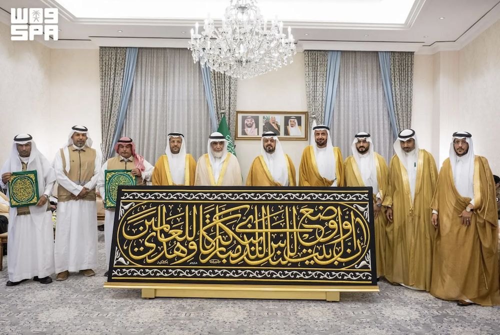 Acting on behalf of Custodian of the Two Holy Mosques King Salman, Prince Saud bin Mishaal bin Abdulaziz, deputy governor of the Makkah Region and deputy chairman of the Permanent Committee for Hajj and Umrah, delivered the kiswa of the Kabaa to the gatekeeper of the holy site on Friday. (SPA)