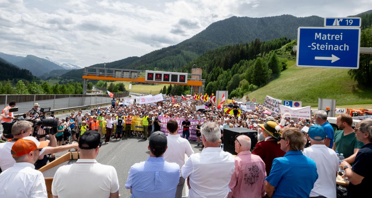 Austrian protest shuts key European highway