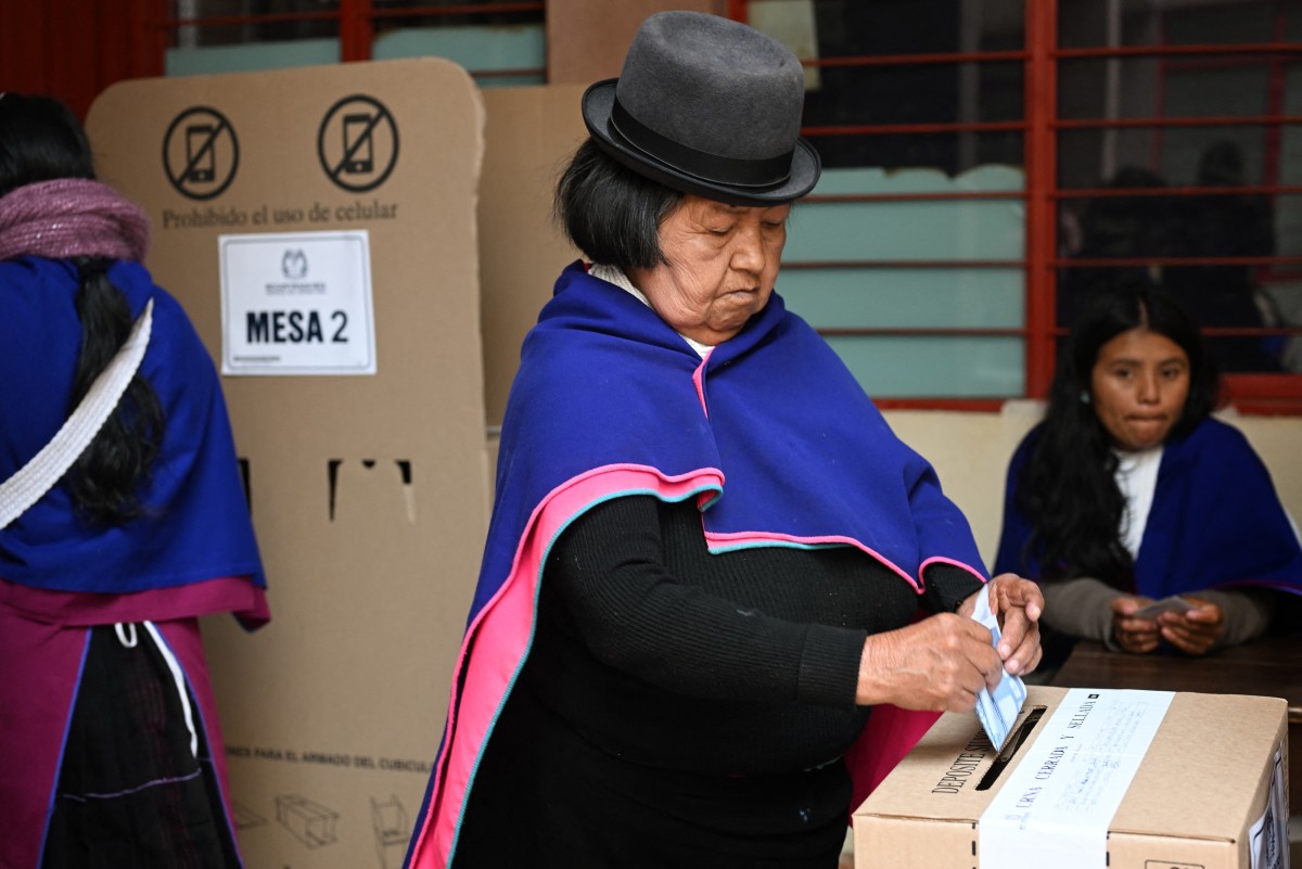 A Misak Indigenous woman casts her vote during the presidential election at the Guambia Indigenous Reserve in the Cauca department, Colombia, May 31, 2026. (AFP)