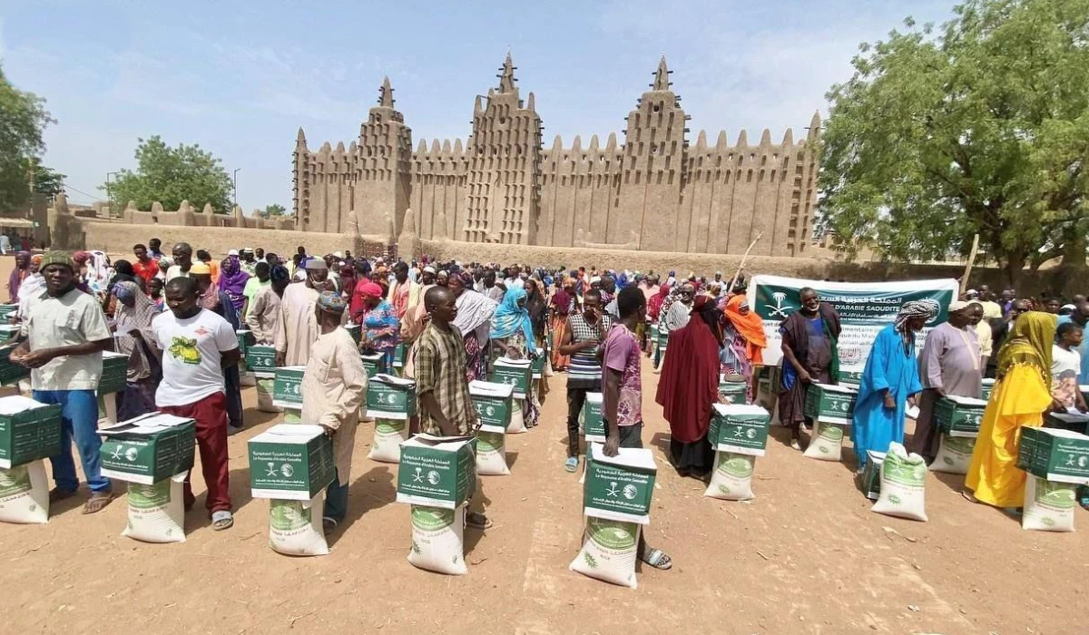 KSrelief distributes 425 food baskets in Mali. (SPA)