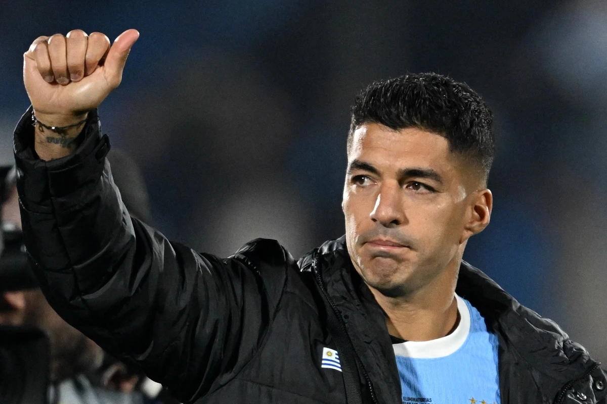 Suarez open to Uruguay return for World Cup