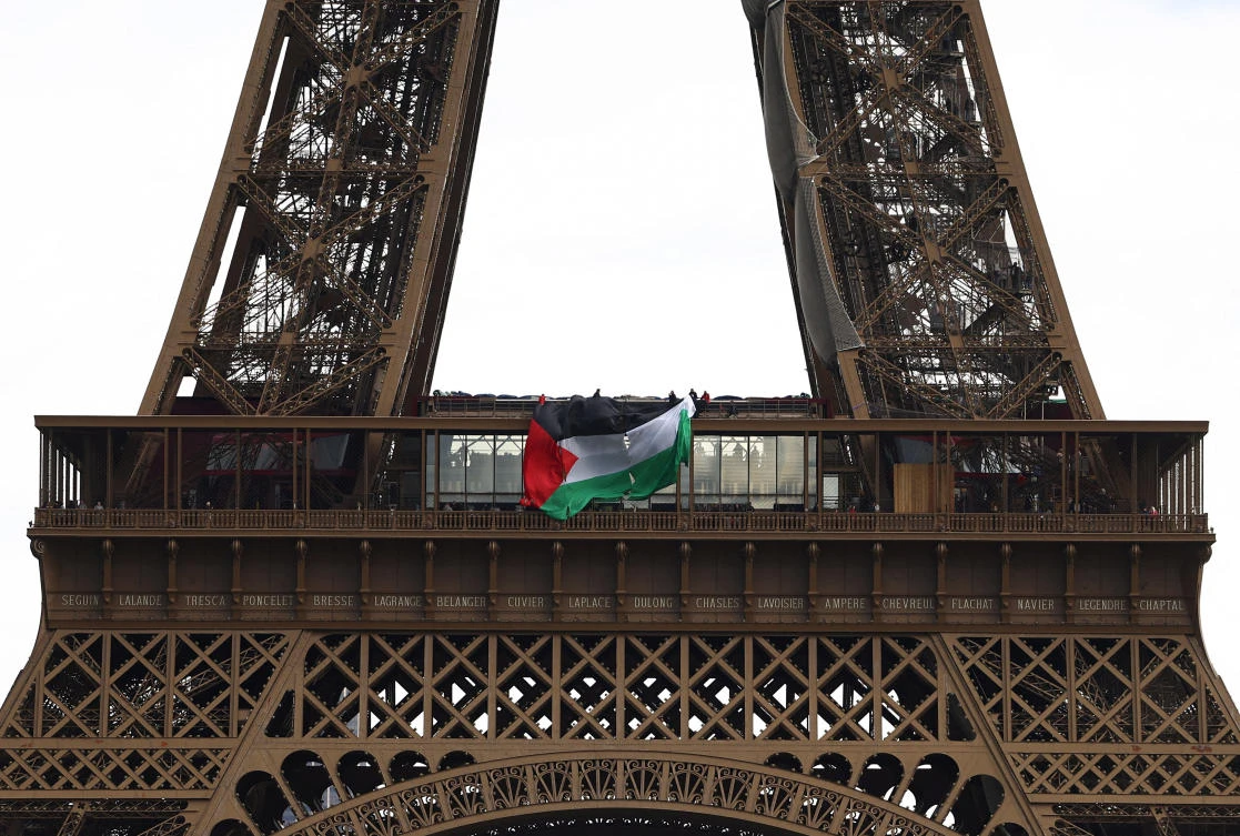 French authorities have arrested six people suspected of flying a Palestinian flag from the Eiffel Tower without permission, a police source said on Saturday. (REUTERS)