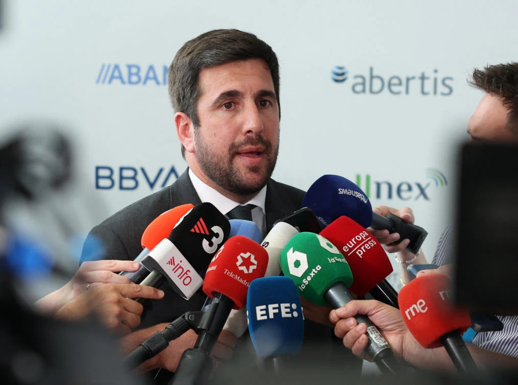 Riquelme challenges Perez for Real Madrid presidency