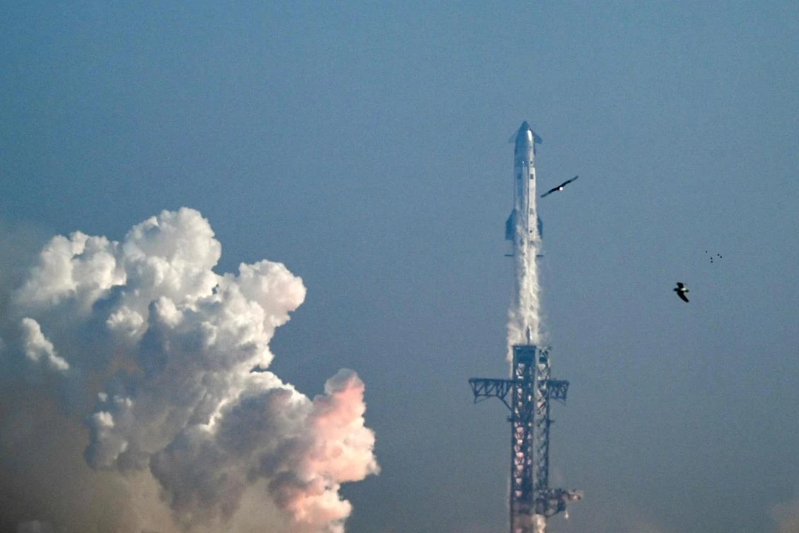 SpaceX’s enormous Starship splashes down after test flight