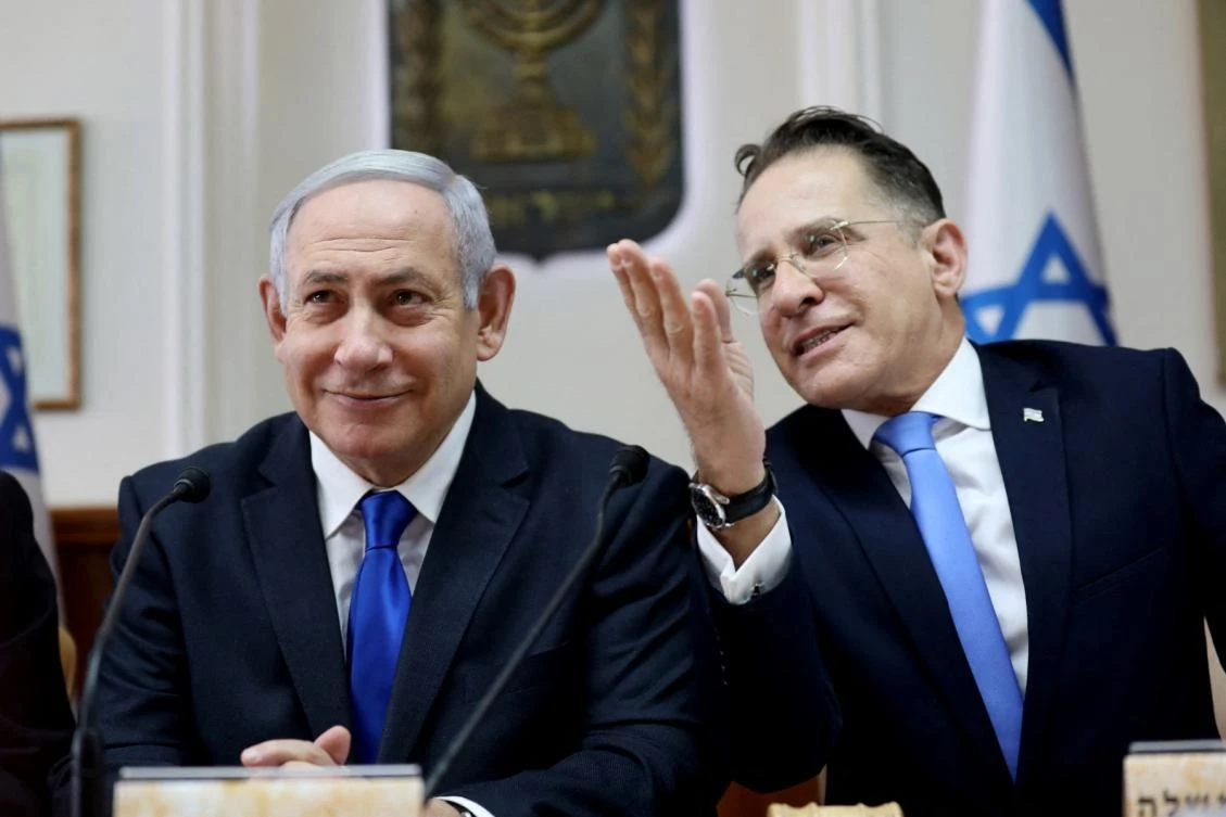 Israeli Prime Minister Benjamin Netanyahu, left, with then-Cabinet Secretary Tzachi Braverman during a cabinet meeting on Nov. 17, 2019. (AFP)