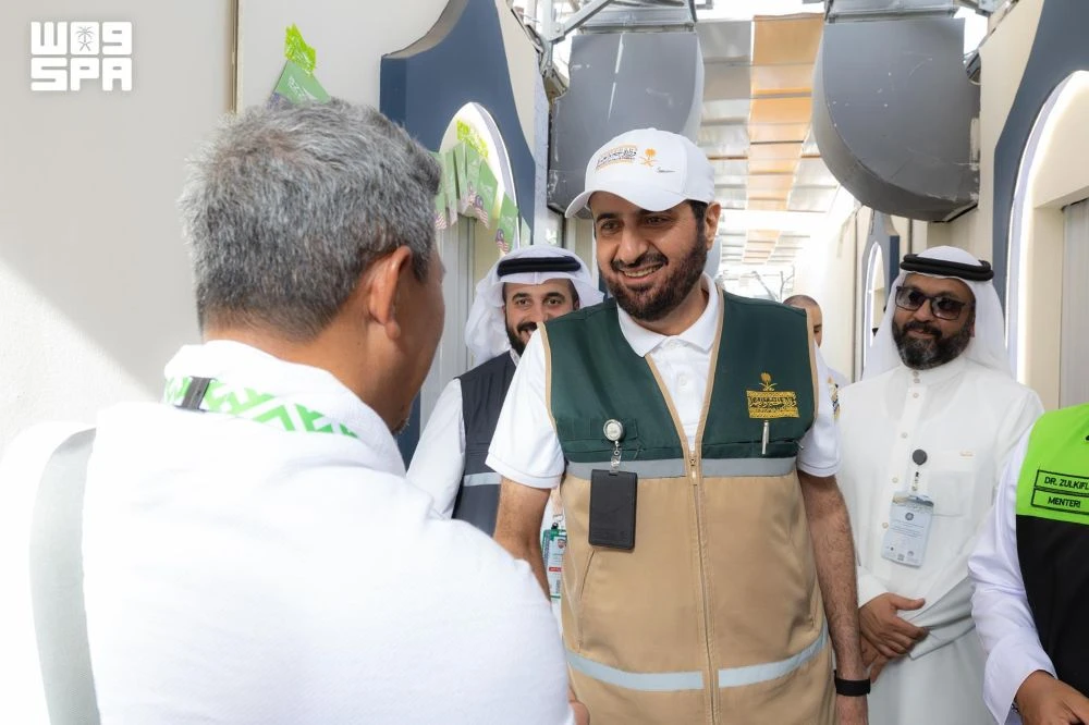 Hajj minister reviews pilgrim services, meets foreign delegations in Mina