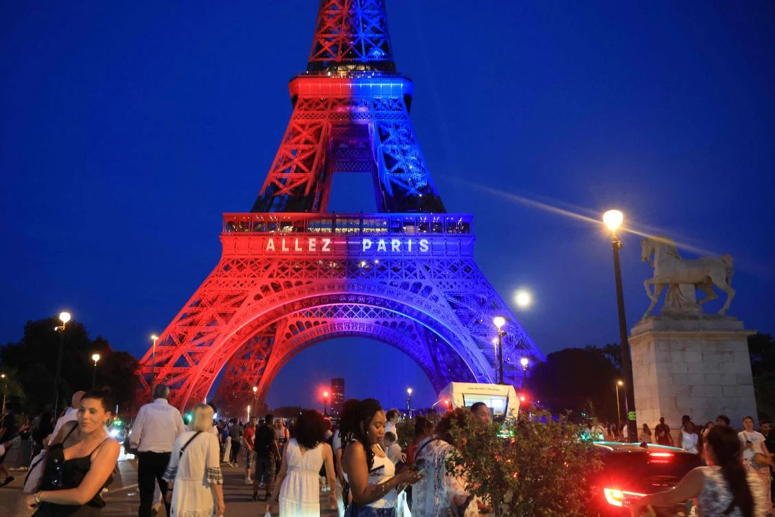 Champions League final features rival songs as Arsenal and PSG fans belt out their anthems