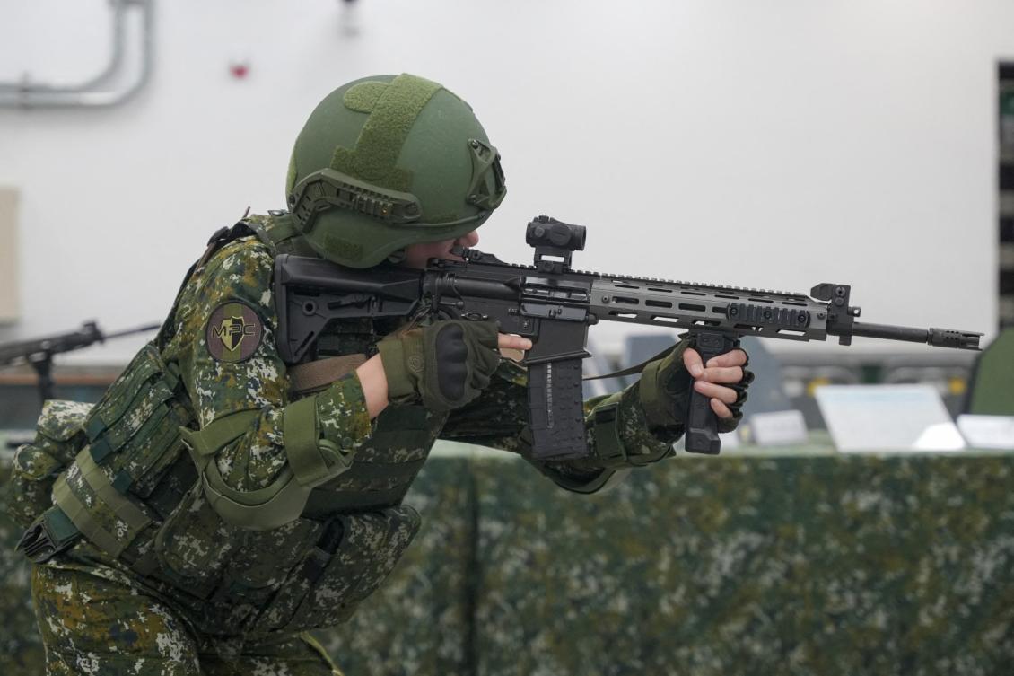 Above, a soldier handles a T112 assault rifle manufactured by Taiwan’s 205th Arsenal during a media introduction in Kaohsiung on Oct. 9, 2024. (AFP)