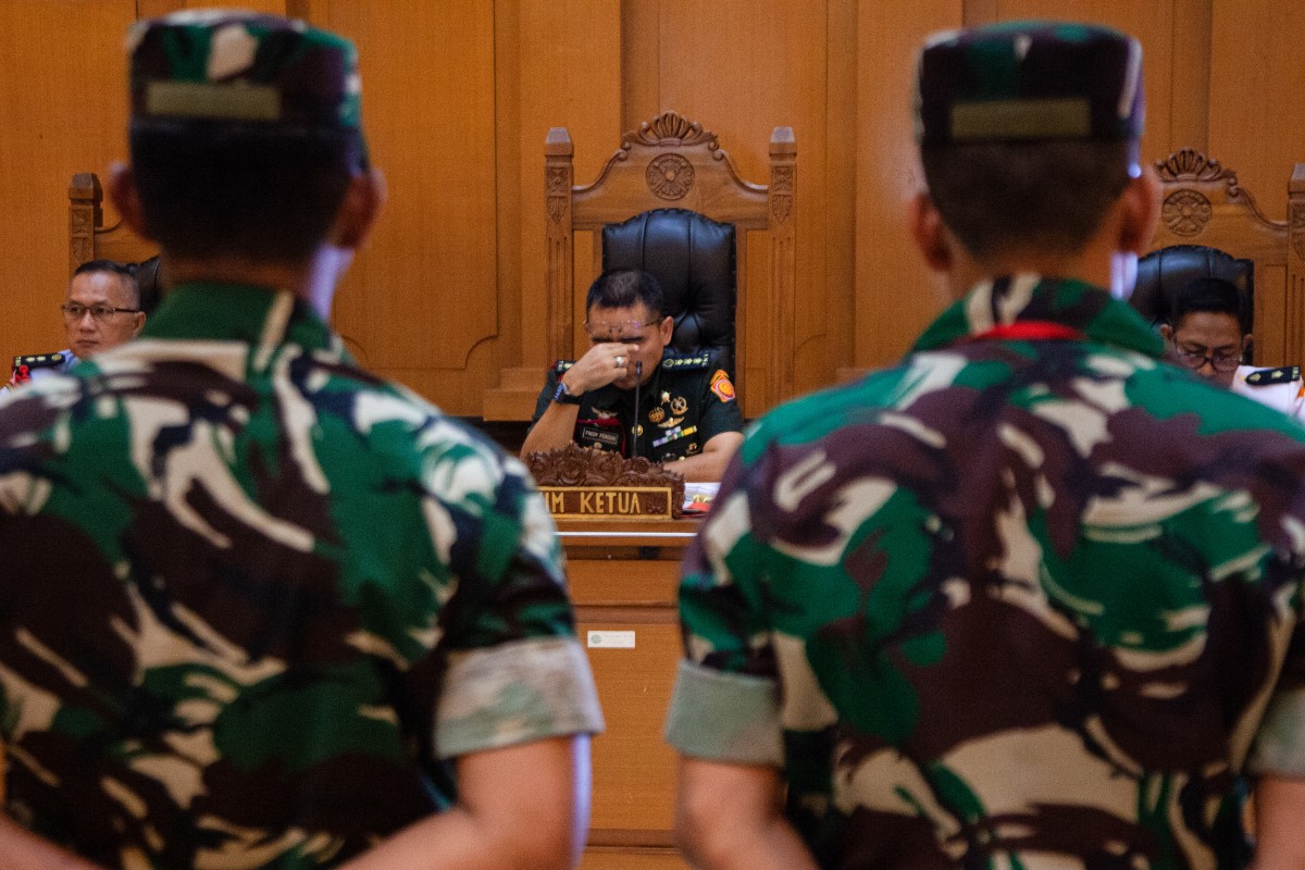 Chief Judge Colonel (Legal Corps) Fredy Herdian Isnantoro (C) reacts during the trial of military personnel accused of carrying out an acid attack on human rights activist Andri Yunus at a military court in Jakarta on April 29, 2026. (AFP)