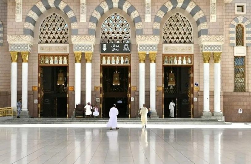 The Saudi General Authority for the Two Holy Mosques said that 117,000 sq. meters of white Thassos marble has been used to clad the rooftop and outdoor courtyards of the Prophet’s Mosque in Madinah. (SPA)