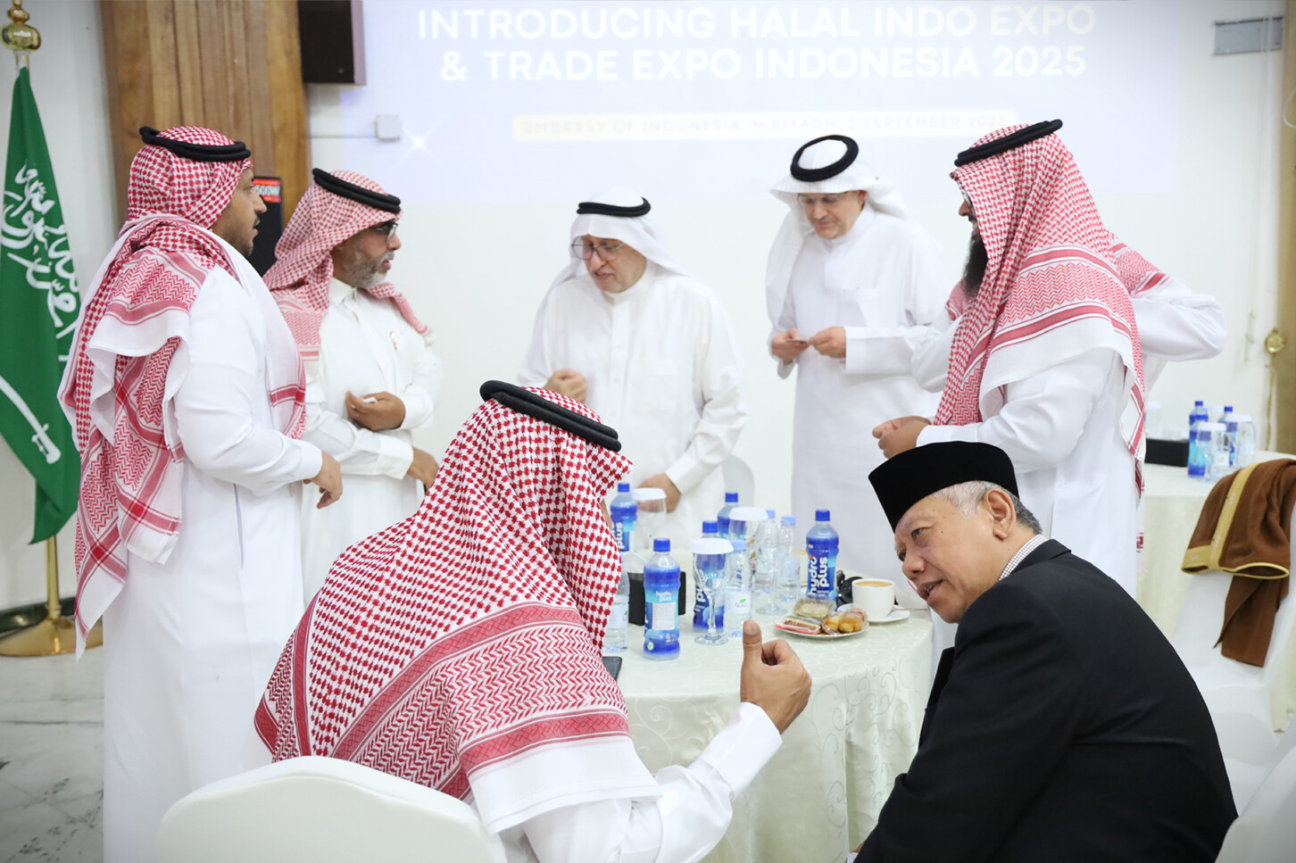 In this file photo, Indonesian Ambassador Abdul Aziz Ahmad speaks to Saudi businessmen during a luncheon held to promote the 2025 editions of Halal Indo and Trade Expo Indonesia. (KBRI Riyadh)