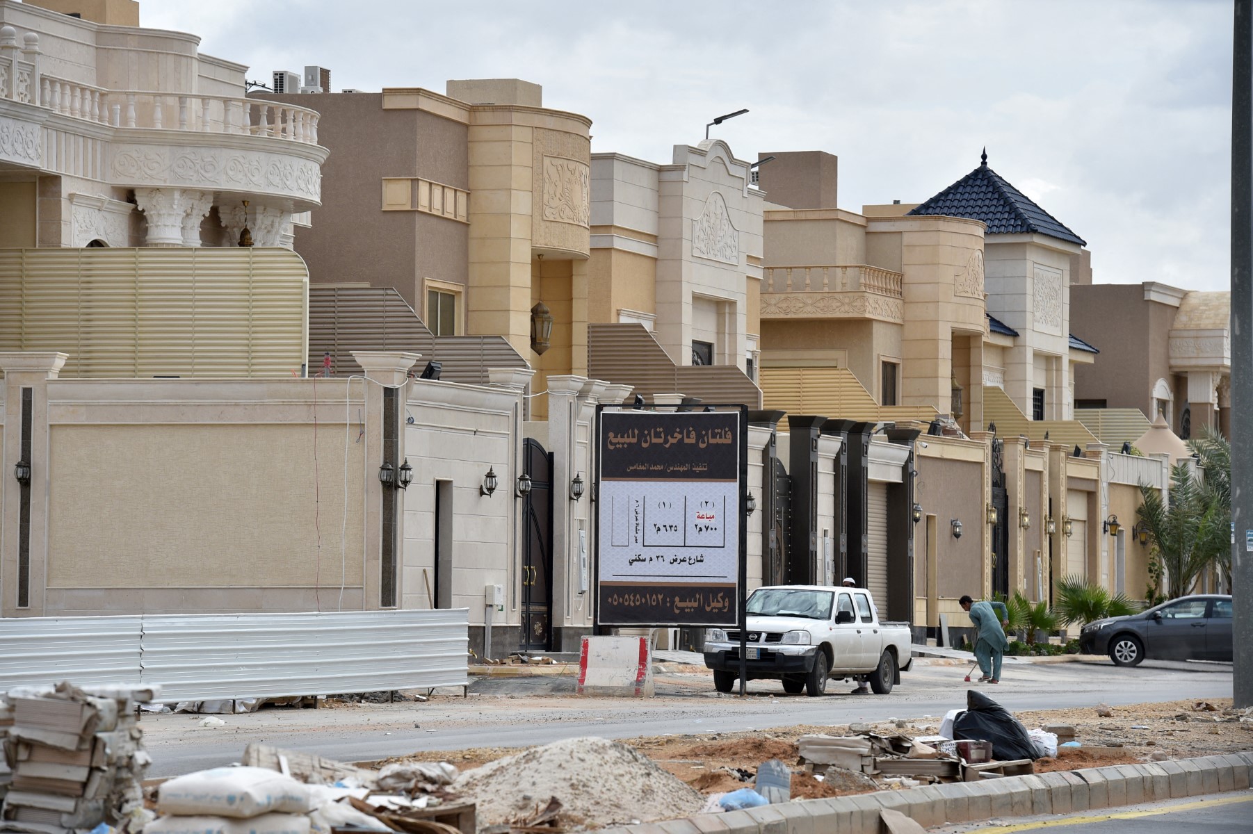 Property owners in some parts of Riyadh, Makkah, Sharqiyah, Qassim, Tabuk and Madinah must register their plots before Sept. 10 or face a possible fine. (File/AFP)