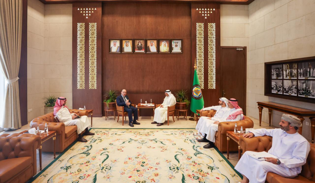 Jasem Mohamed Al-Budaiwi (R) holds talks with Nizar Jamal Haddad at the General Secretariat headquarters in Riyadh. (Supplied)