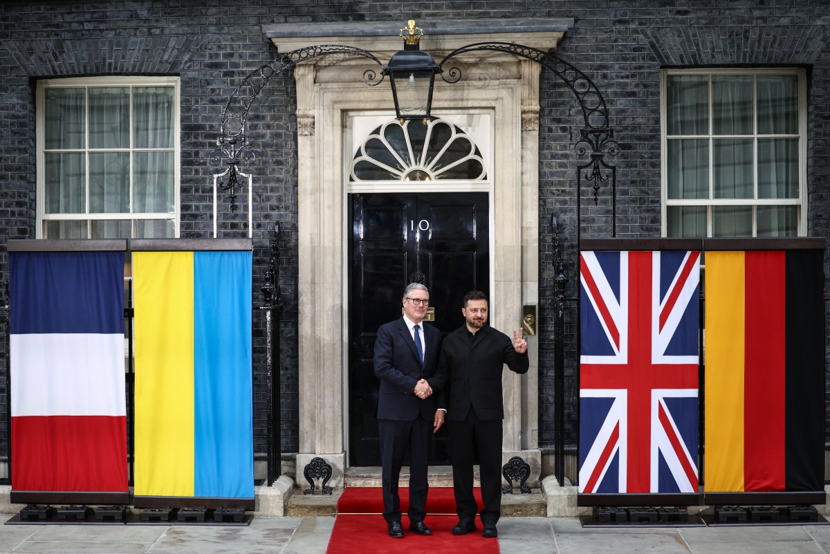 Ukraine’s President Volodymyr Zelensky (R) is welcomed by Britain's Prime Minister Keir Starmer at 10 Downing Street ahead of a meeting that includes the leaders of France and Germany in central London, June 7, 2026. (AFP)