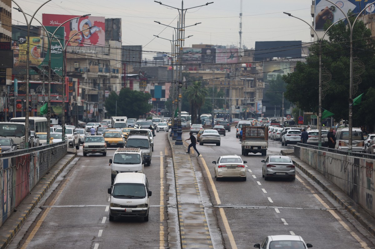 Vehicles are driven on the road following rainfall in Baghdad, Apr. 28, 2026. (AFP)