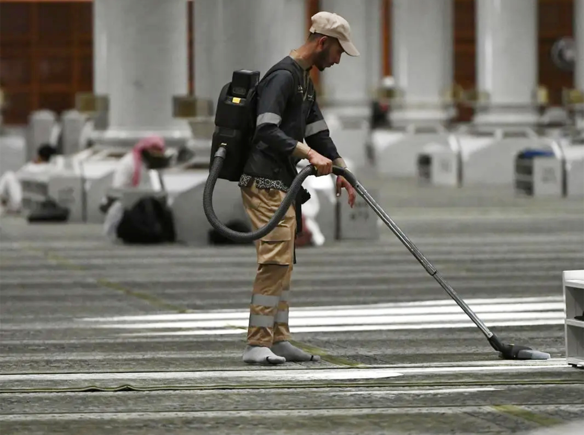 The work is carried out according to precise operational stages that ensure complete cleanliness, high efficiency, and the preservation of carpet quality and sustainability. (SPA)