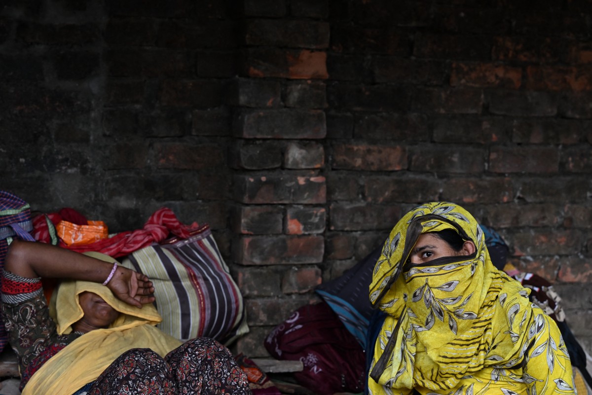 Bangladeshi migrants who had allegedly illegally crossed border, arrive for verification near the Indian Border Security Force (BSF) camp at Hakimpur on the outskirts of Kolkata, India. (AFP)