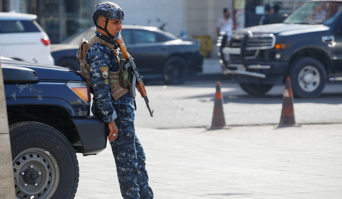 A member of the Iraqi security apparatus stands guard on a main road in central Baghdad. (AFP file photo)