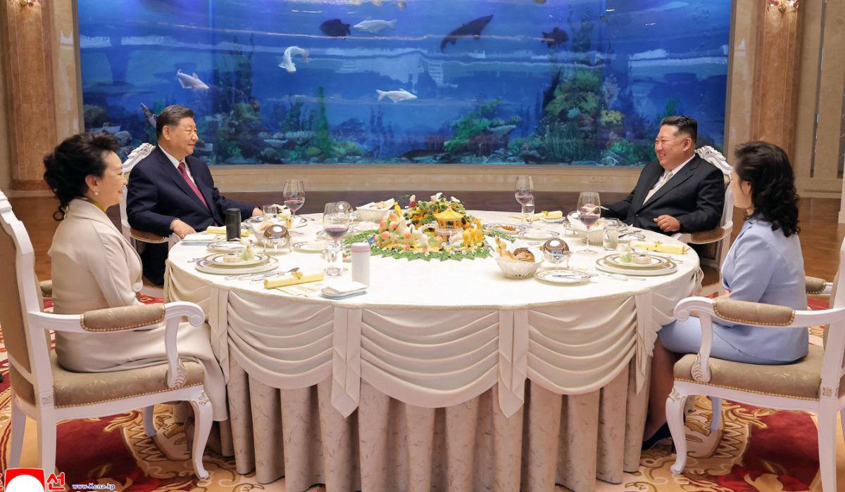 North Korean leader Kim Jong Un (2nd R) and his wife Ri Sol Ju (R), along with China's President Xi Jinping (2nd L) and his wife Peng Liyuan (L), sharing a luncheon at the Kumsusan State Guest House in Pyongyang. (AFP)