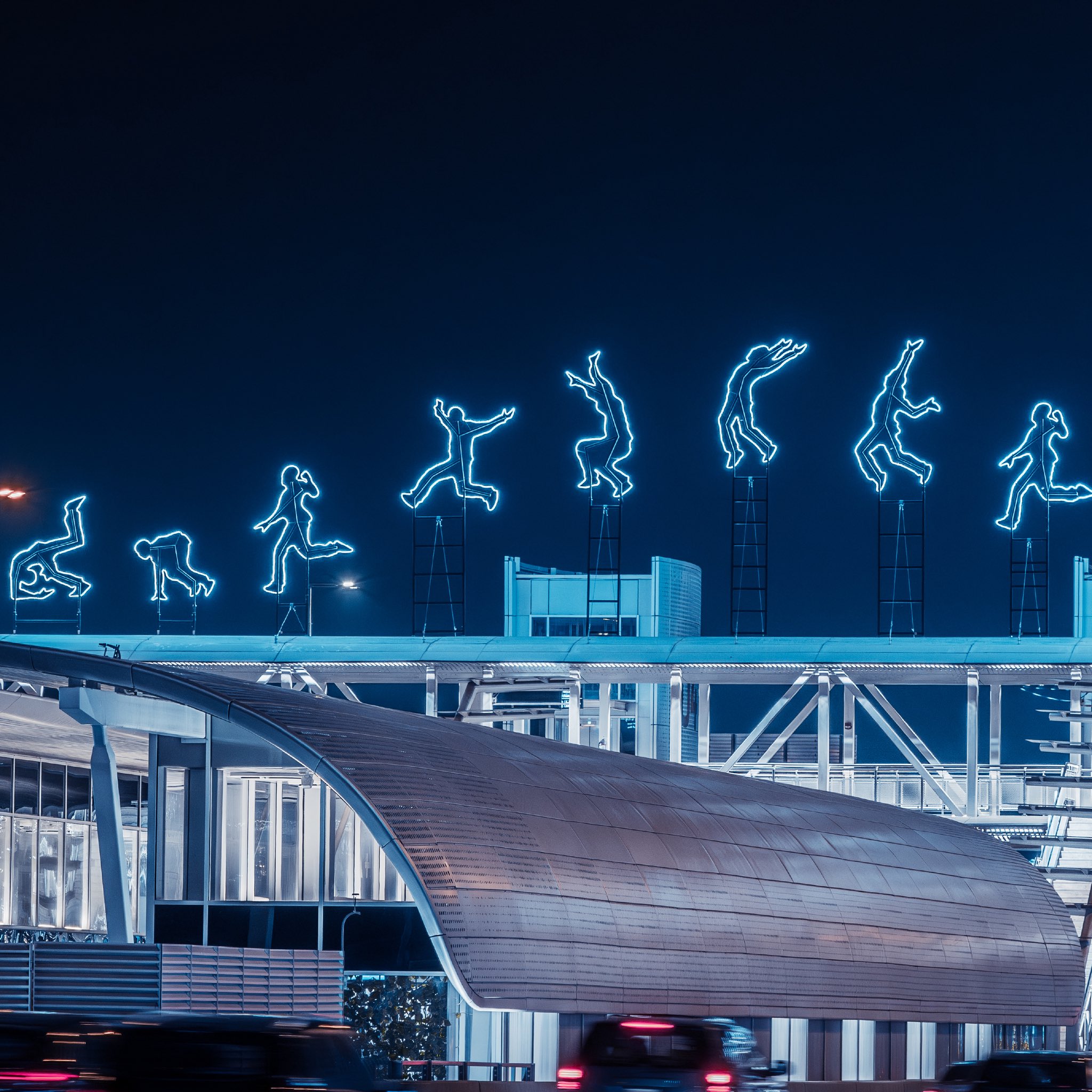 A new public artwork has been installed on the pedestrian bridge at the intersection of the King Abdulaziz and Hisham bin Abdul Malik roads in the capital. (Riyadh Art)