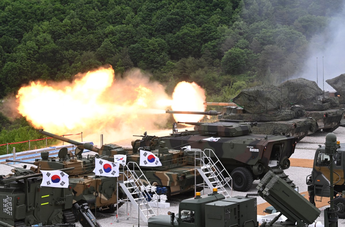 South Korean Army K2 tanks firing during a live fire military exercise at the Seungjin Fire Training Field in Pocheon, 30 kilometres south of the border with North Korea, May 21, 2026. (AFP)