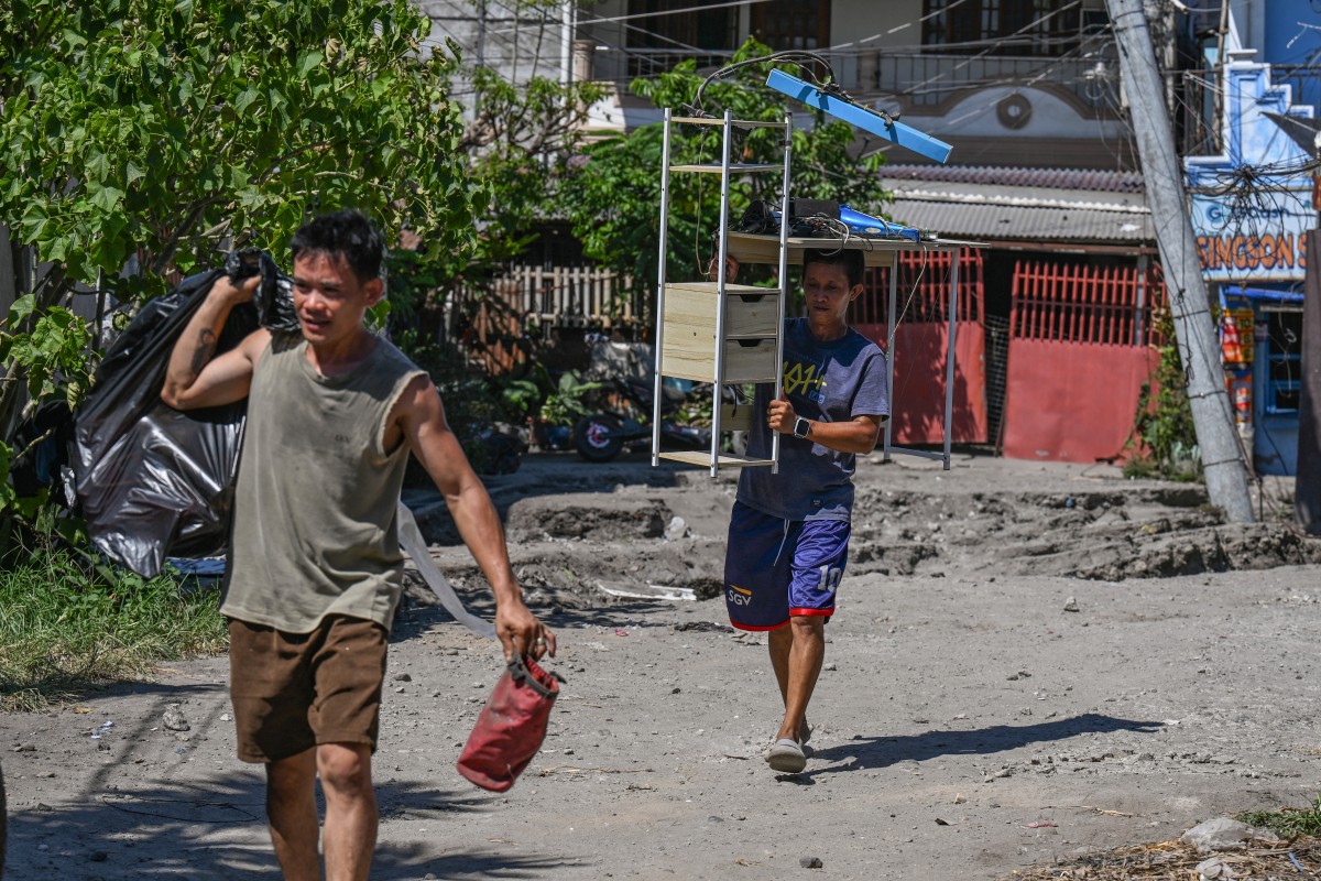 Residents gather their belongings after a 7.8 magnitude earthquake in General Santos City, Philippines. (AFP)